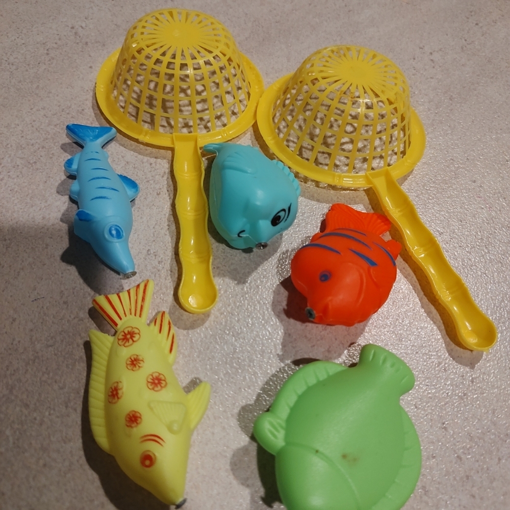 Lot of preschool toys includes 5 magnetic fish and two yellow nets. No rod - Picture 7 of 10